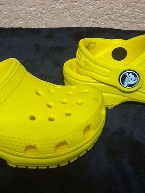 CROCS Kids Unisex Classic Clog Sandals In Bright Yellow Size 4